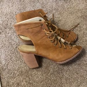 Tan/brown heeled bootie